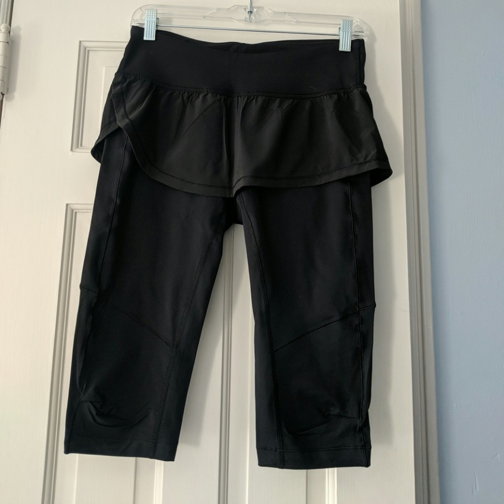 Never worn Lululemon bum cover capris! Size 8.